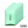 Une pile de porte-cartes ou de portefeuilles anti-RFID vert clair.