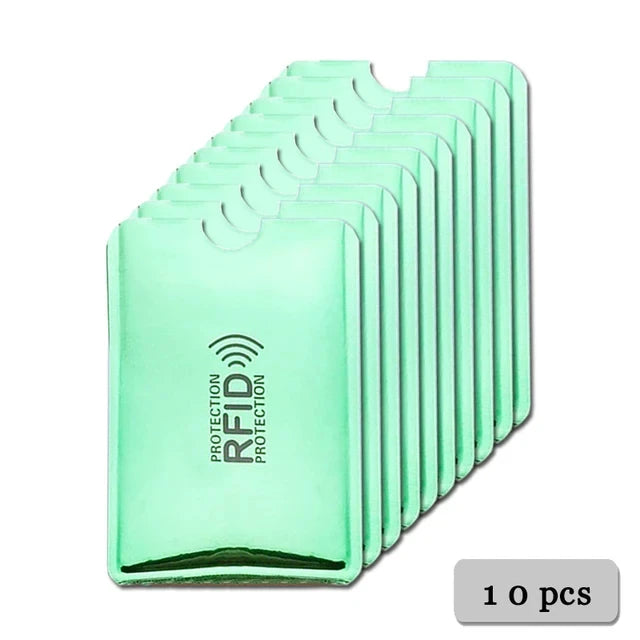 Une pile de porte-cartes ou de portefeuilles anti-RFID vert clair.