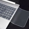 Une coque de clavier en silicone transparente placée sur un clavier d'ordinateur portable.