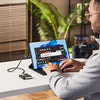 Una persona está usando una laptop para conectar un adaptador multi-tarjeta 4 en 1 con una cámara.