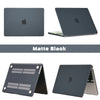 Mattschwarzer Schutzhülle für ein MacBook Pro Laptop in verschiedenen Winkeln.