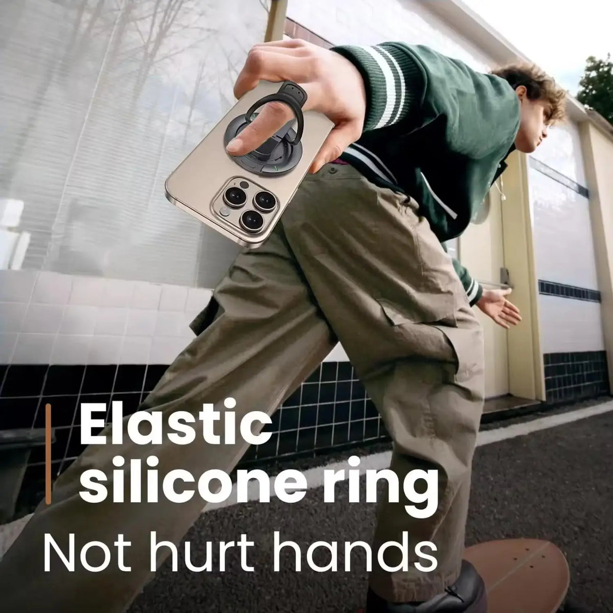 Une personne utilise un anneau en silicone élastique pour maintenir un smartphone sur un support magnétique double face.
