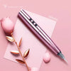 Pluma eléctrica profesional de maquillaje permanente rosa sobre un fondo rosa claro con pétalos de rosa.
