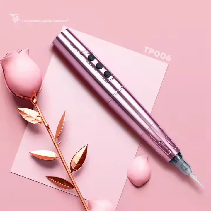 Pluma eléctrica profesional de maquillaje permanente rosa sobre un fondo rosa claro con pétalos de rosa.