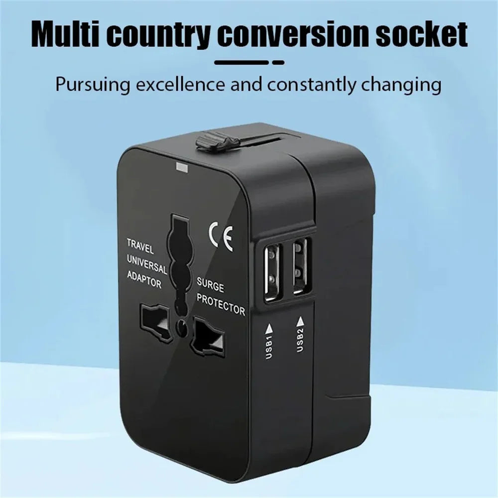 محول طاقة مقبس متعدد الدولات باللون الأسود مع منافذ USB وحماية من التيار الزائد.
