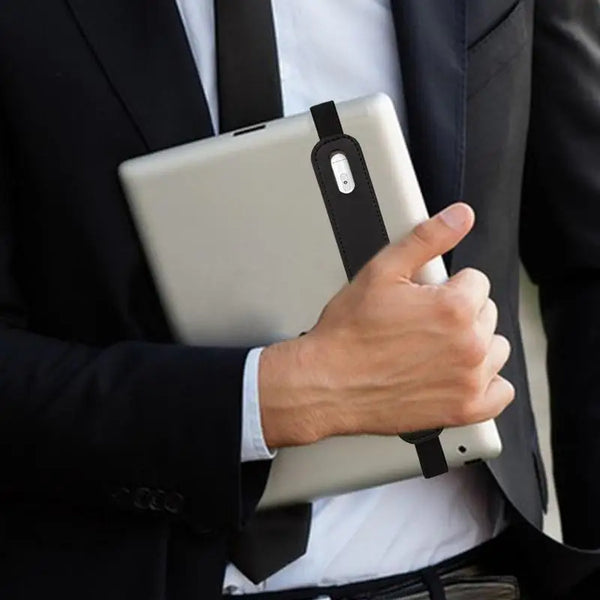Eine Person hält ein silbernes Tablet mit schwarzem Schutzetui und Stift, teilweise sichtbar in einem dunklen Anzugjacke.