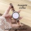 Eine Hand hält eine Roségold-Uhr mit goldener Band und weißem Zifferblatt vor hellem Hintergrund.
