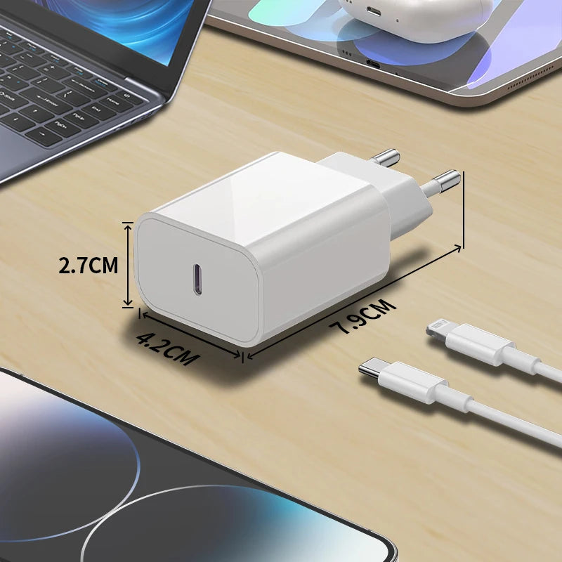 كابل شحن USB-C أبيض بجوار حاسوب محمول وجهاز آبل.