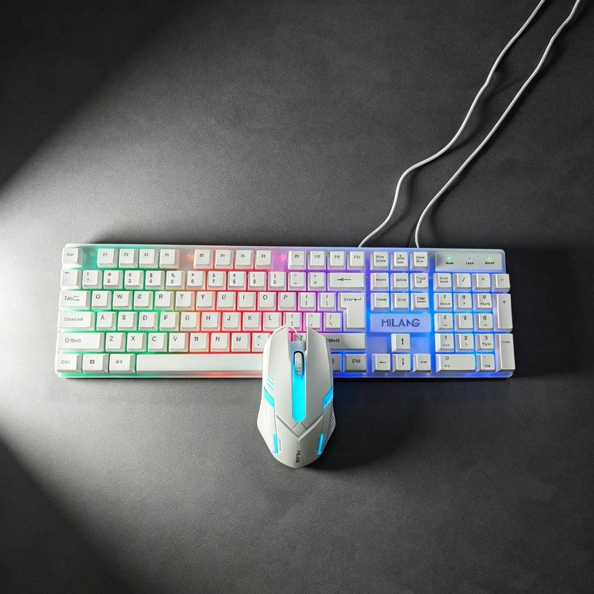 Weiße mechanische Tastatur mit RGB-Beleuchtung und passende weiße Gaming-Maus auf grauem Untergrund.