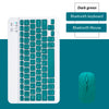 Weißes Bluetooth-Tastatur- und Maus-Set mit dunkelgrünen Akzenten neben den Komponenten.