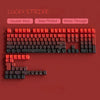 Primer plano de teclas de teclado mecánicas rojas y negras, material PBT de doble inyección y brillo a través.