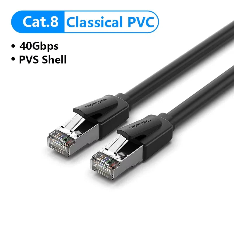 Schwarze Cat8 Ethernet-Patchkabel mit Steckern vor weißem Hintergrund.