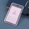 Porta tarjetas de identificación de plástico transparente con fondo rosa y campos en blanco para nombre, número de identifica