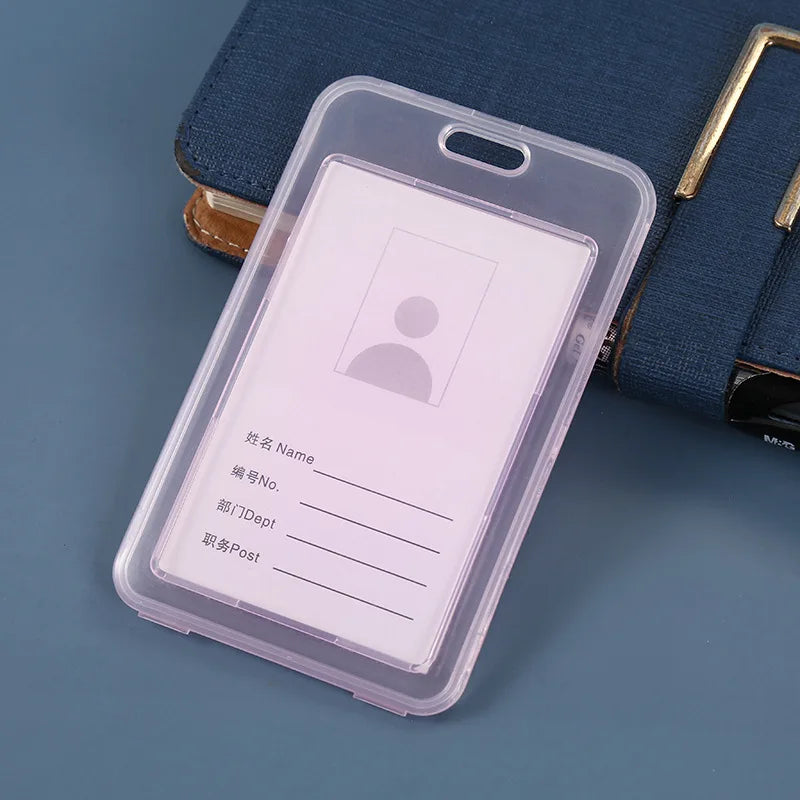 Porta tarjetas de identificación de plástico transparente con fondo rosa y campos en blanco para nombre, número de identifica