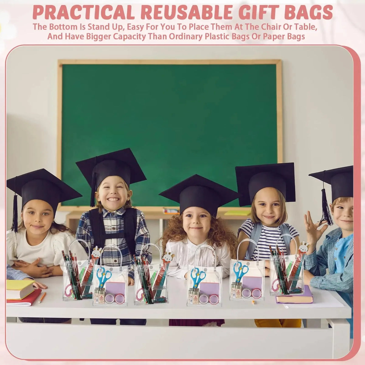 Un grupo de estudiantes de primaria sosteniendo bolsas de regalo reutilizables para almacenamiento o transporte.