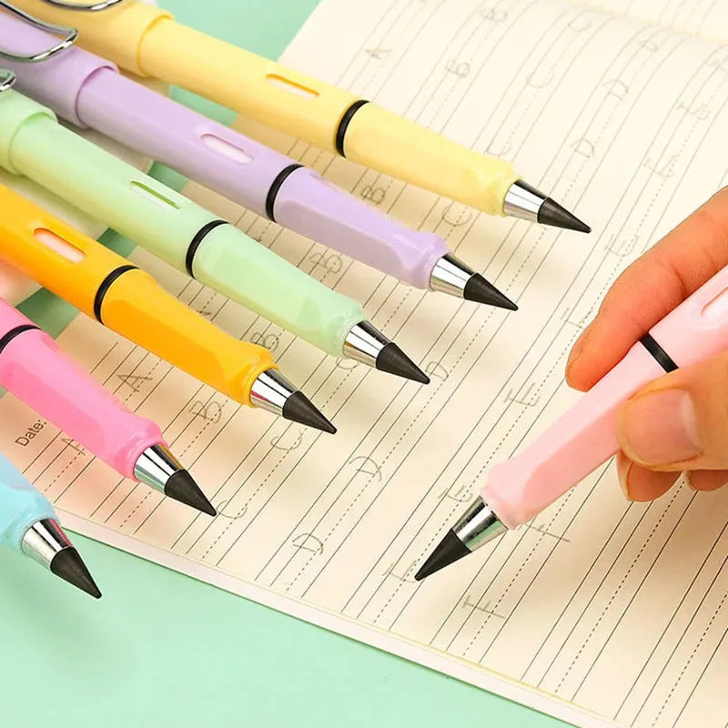 Une main tient un stylo rose écrivant sur du papier ligné, entourée de plusieurs crayons colorés.