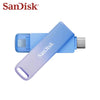 Memoria USB SanDisk azul con funda protectora morada.