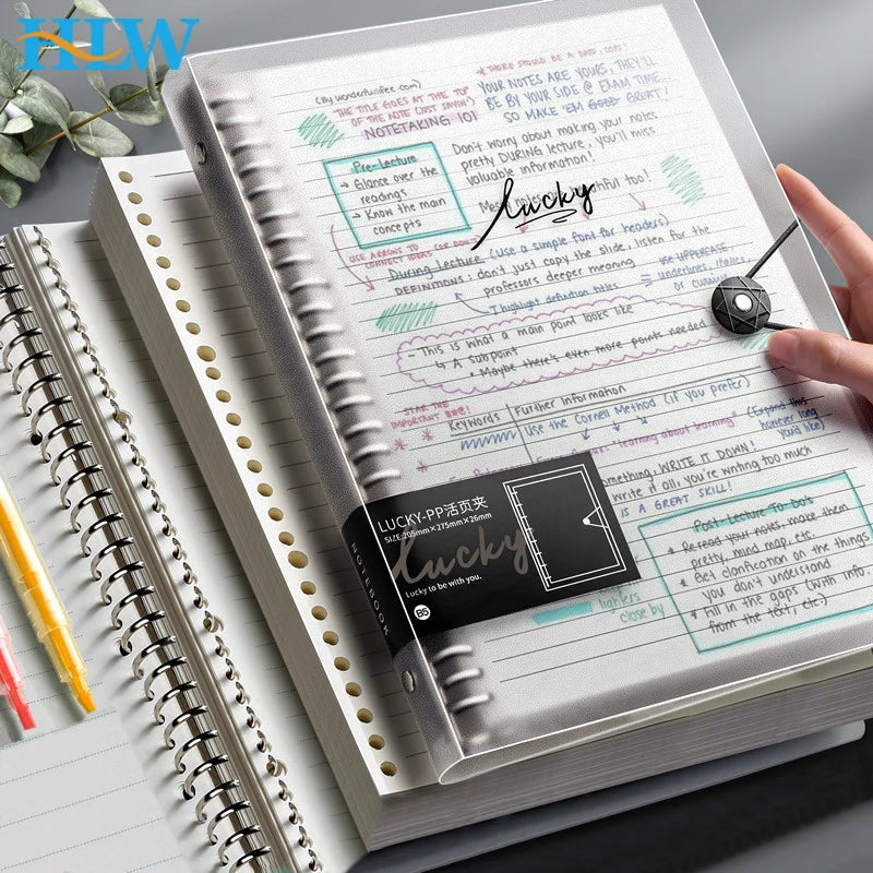 Un carnet à feuilles transparentes avec des notes manuscrites et un stylo posé sur la page.