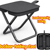 Taburete plegable negro para exterior con asiento perforado y marco de metal, mostrando su capacidad de carga.