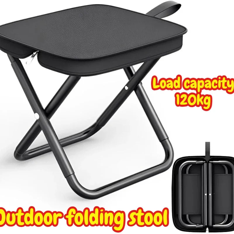 Taburete plegable negro para exterior con asiento perforado y marco de metal, mostrando su capacidad de carga.