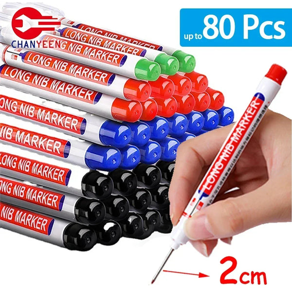 Une main tient un stylo pointe fine, à côté d'une pile de 80 marqueurs de précision.