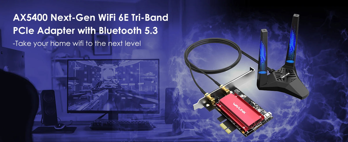 Schwarzer WLAN-Adapter mit Antenne neben einem Computer und einem Monitor.