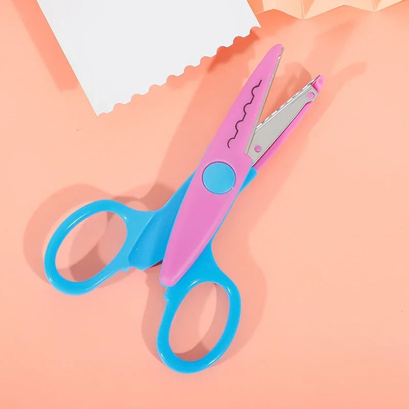 Un juego de seis tijeras de manualidades rosa y azul con patrones ondulados sobre una superficie naranja claro.