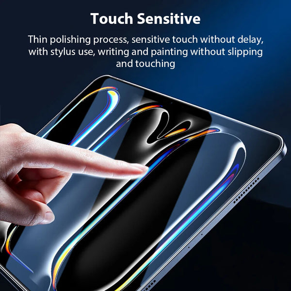 Une main touche un écran de smartphone affichant des effets lumineux colorés et du texte, démontrant la sensibilité tactile.