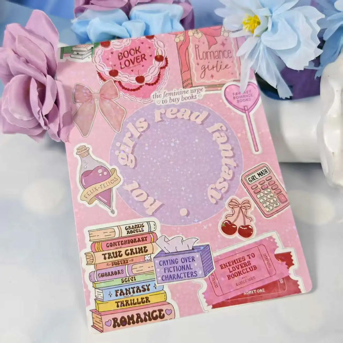 Pinkes Dekokärtchen mit Titeln wie 'Buchliebhaber' und 'Romantik-Mädchen' für Lesefreunde