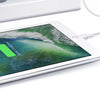 Tablet-Bildschirm zeigt grüne Ladeanzeige für volle Batterie.