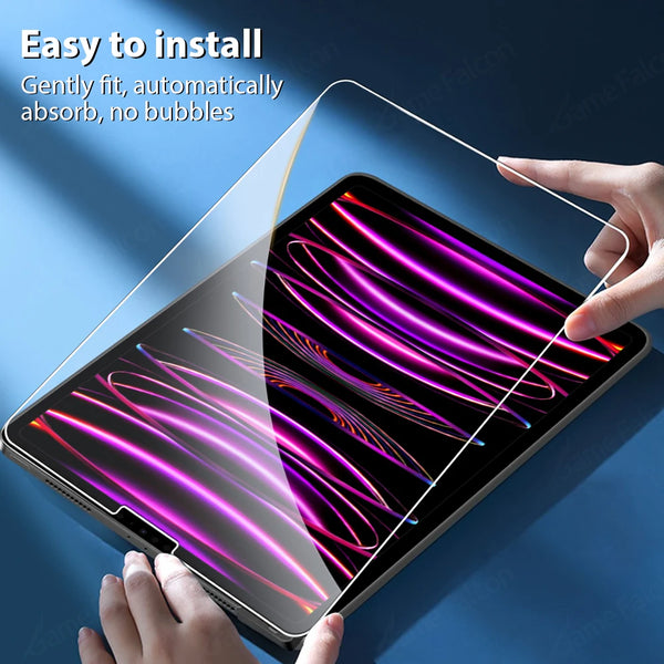 Une main applique délicatement un protecteur de verre trempé transparent sur un iPad affichant des motifs lumineux violets vi
