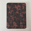 Dunkelbraunes Leopardenmuster-Leder-Tablet-Cover für ein Apple iPad.