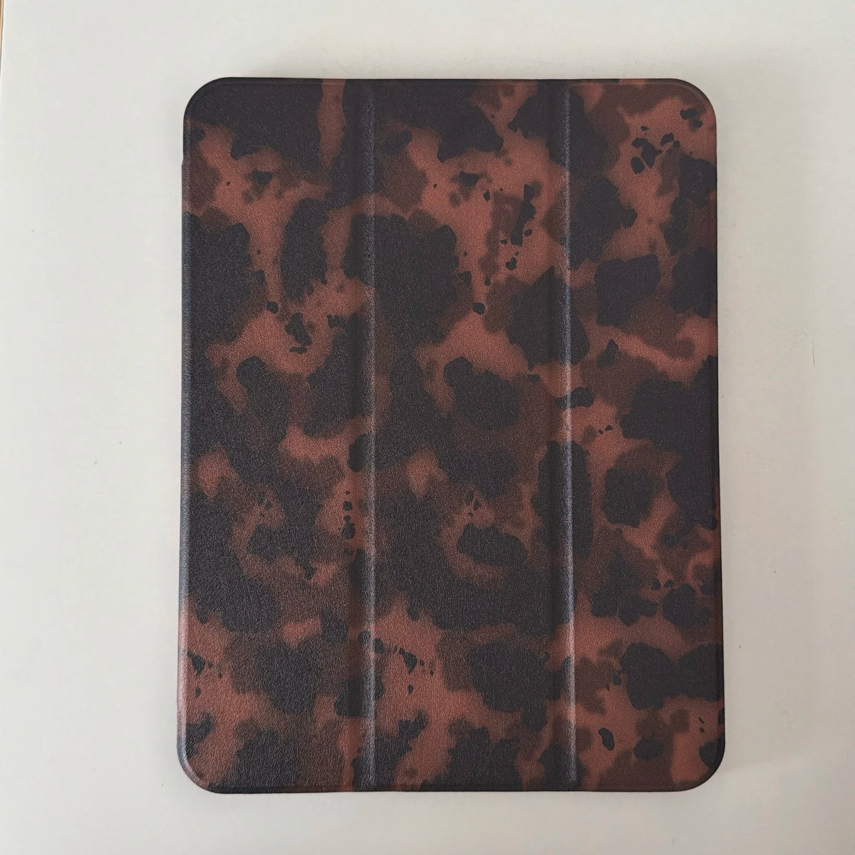 Dunkelbraunes Leopardenmuster-Leder-Tablet-Cover für ein Apple iPad.