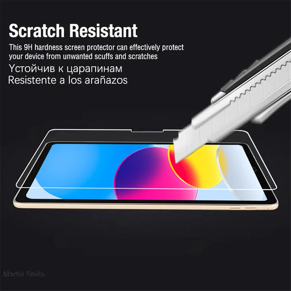 Protection en verre trempé appliqué sur l'écran d'un iPad, démontrant sa résistance aux rayures.