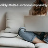 Eine Person lädt und synchronisiert einen Laptop mit einem Multifunktions-USB-C-Kabel, während sie auf einer Couch entspannt.