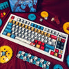 Eine maßgefertigte Kirsch-Profil-Mechanische Tastatur mit blauen Keycaps und verschiedenen gelben und blauen mechanischen Tei