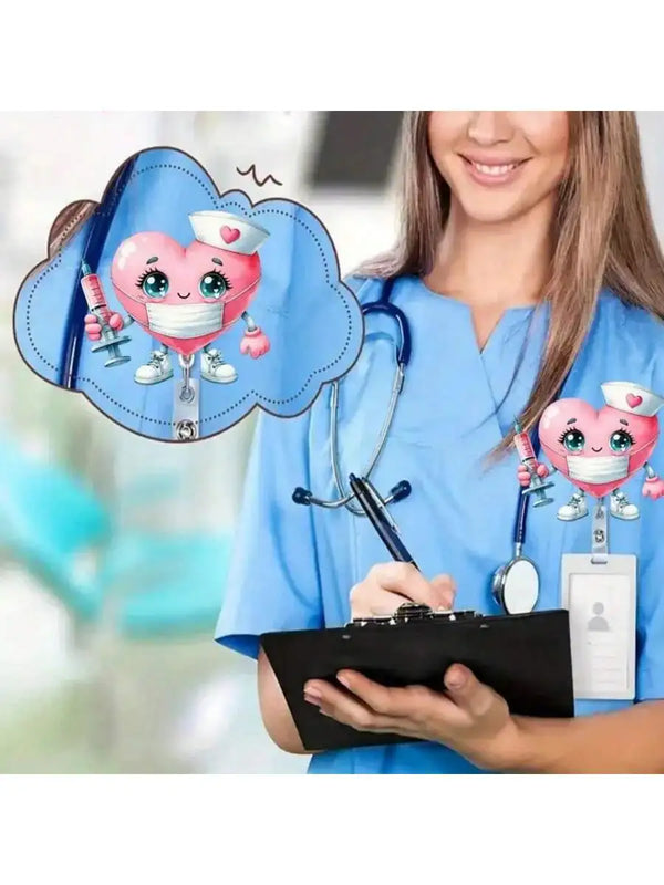 Eine Frau in blauen Schutzkitteln hält eine schwarze Mappe, während ein schwebender Krankenschwesternausweis sichtbar ist.