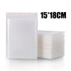 Une pile de 15 enveloppes blanches rembourrées, mesurant 18 cm de large, pour l'expédition et les cadeaux.