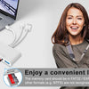Una mujer sostiene una cámara con una laptop y un adaptador de lector de tarjeta SD USB-C sobre una superficie gris claro.
