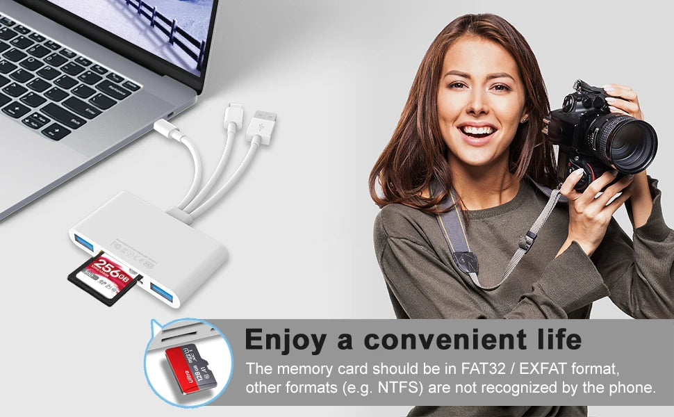 Una mujer sostiene una cámara con una laptop y un adaptador de lector de tarjeta SD USB-C sobre una superficie gris claro.