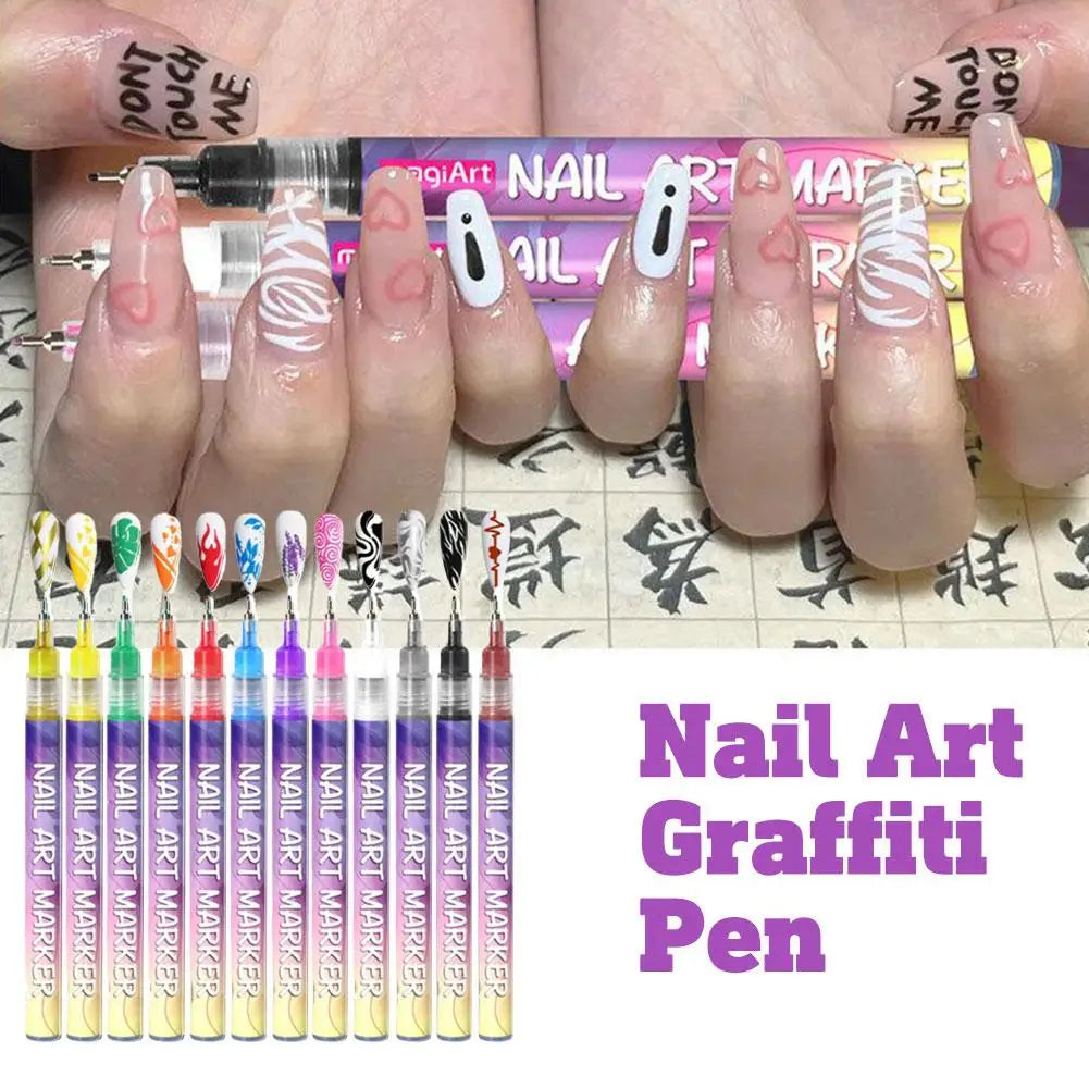 Une main tient un set de stylos graffiti pour ongles avec diverses décorations et couleurs.