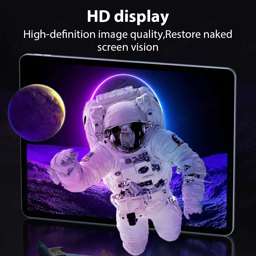 Gros plan d'un écran de tablette affichant une image haute définition d'un astronaute sur un fond violet et bleu.