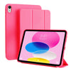 Funda magnética plegable rosa para iPad, mostrada junto al dispositivo.