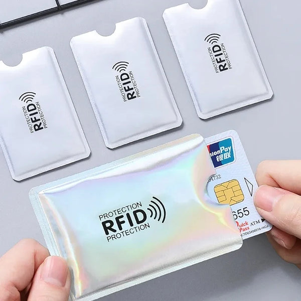 يد تمسك بحامل بطاقة أبيض مضاد لتقنية RFID يعرض رمز الحماية.