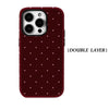 Funda de teléfono color granate con estampado de lunares, diseño de doble capa.