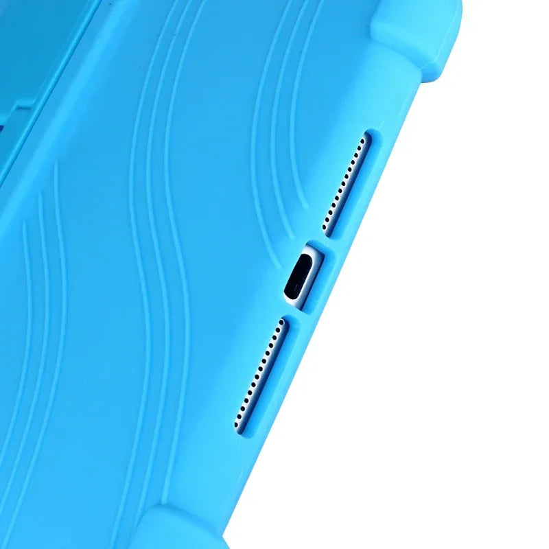 Cubierta de silicona azul para soporte de un iPad Mini, mostrando el perfil lateral y la bisagra.