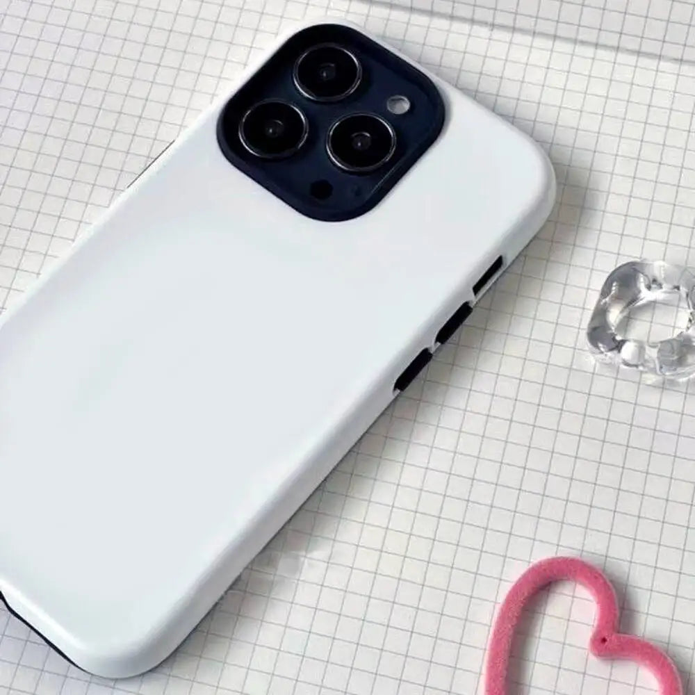 Funda de teléfono blanca con módulo de cámara negro y cable rosa sobre fondo de cuadrícula.