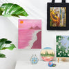 Set Acrylfarbstoffe für Stoff und Leder DIY, neben einer schwarzen Tasche und einem rosa Landschaftsbild.