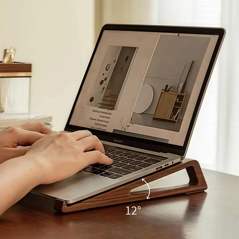Eine Person benutzt einen verstellbaren Holz-Laptopständer, um einen Laptop-Bildschirm mit einer Grafik anzuzeigen.