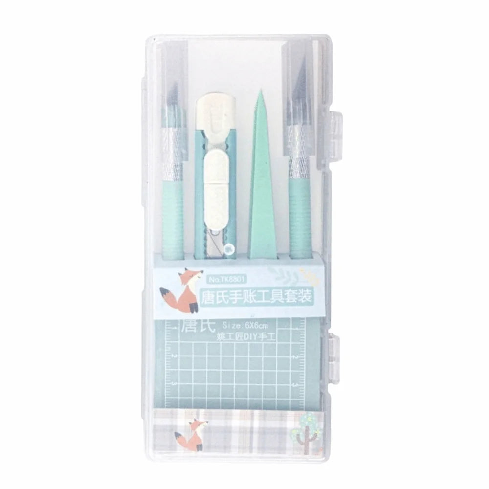 Klares Plastiketui mit einem Set präziser Kunstwerkzeuge für Scrapbooking und Basteln.